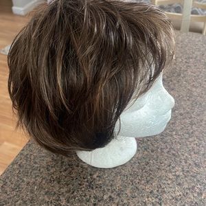 Wig synthetic slightly used. Thinned out and layers make this such a cute style